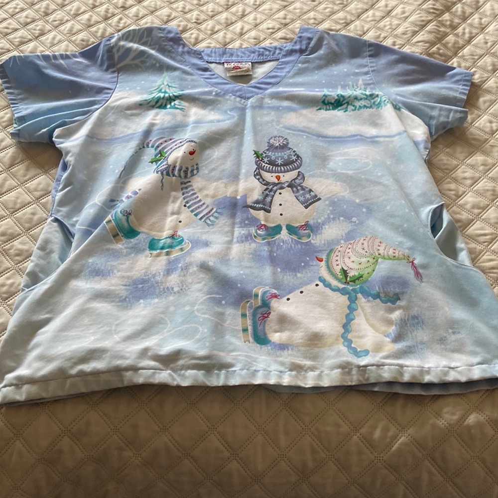 Like new Uniform Advantage women’s scrub top winter theme.